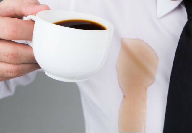4 روش آسان برای پاک کردن لکه قهوه از روی لباس و پارچه و فرش