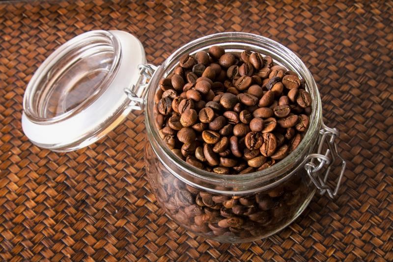 چطور از دانه و پودر قهوه نگهداری کنیم؟ بهترین دما، محیط و جنس ظرف نگهداری قهوه