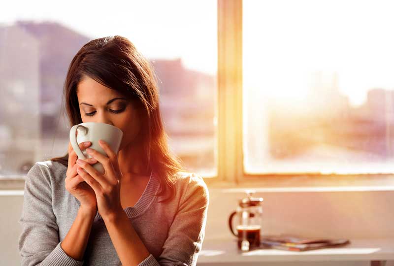آیا نوشیدن قهوه و چای سبز ریسک ابتلا به کیست و سرطان سینه را کاهش می‌دهد؟