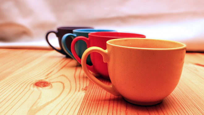 چگونه رنگ فنجان، بافت و شکل آن روی درک حسی قهوه تاثیر می‌گذارد؟