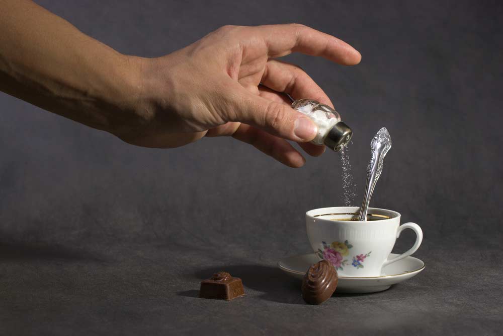 ریختن نمک در قهوه؛ آیا اضافه کردن نمک واقعا طعم تلخی قهوه را از بین می‌برد؟