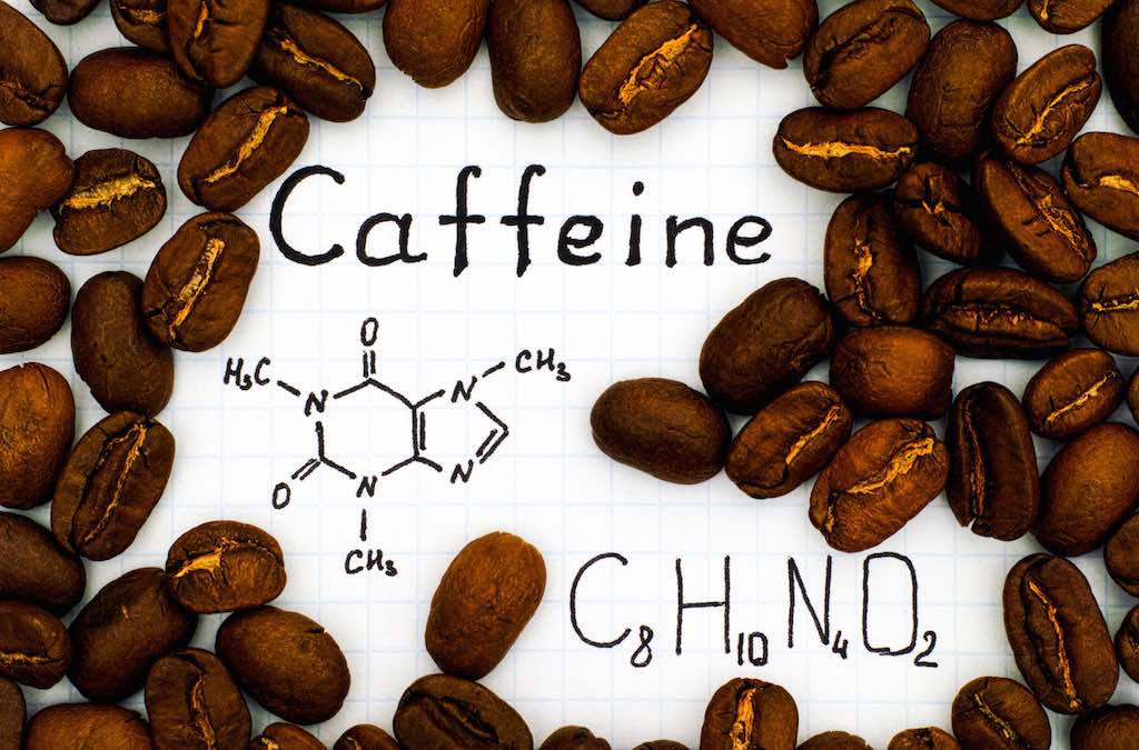 منظور از کافئین و فواید و مضرات آن چیست و دوز پیشنهادی مصرف روزانه کافئین چقدر است؟