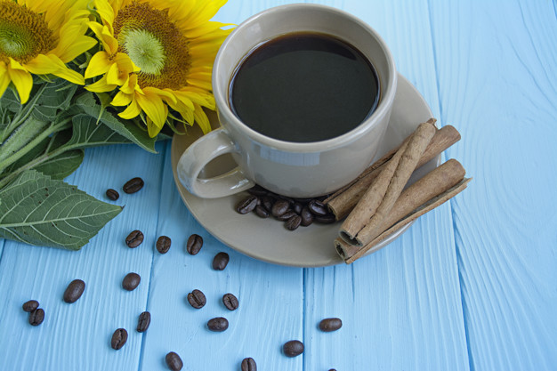 سالم‌ترین منبع کافئین در طول تابستان چای ، قهوه یا نوشیدنی‌های ورزشی است؟
