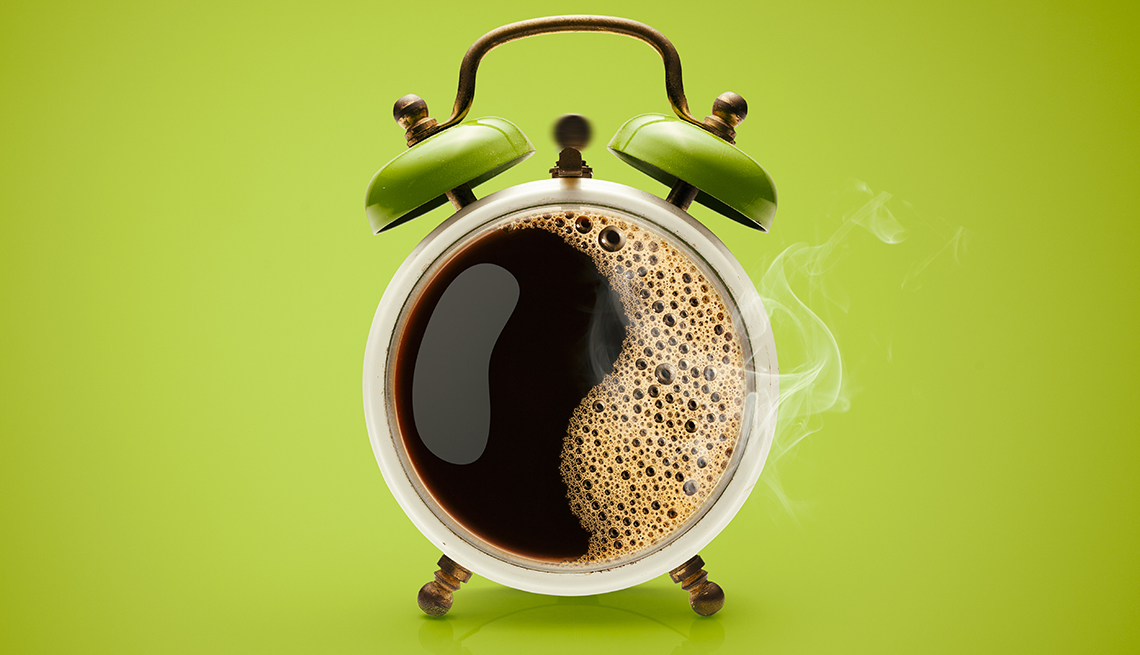چُرت مرغوب نیمروزی با یک فنجان قهوه؛ آیا قهوه و کافئین باعث خواب‌آلودگی می‌شود؟