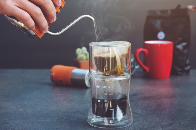 بررسی تاثیر دمای آب بر میزان عصاره‌گیری و کیفیت دم‌آوری قهوه