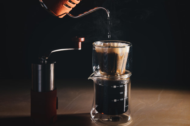 بررسی تاثیر دمای آب بر میزان عصاره‌گیری و کیفیت دم‌آوری قهوه