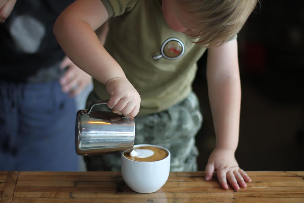 چطور قهوه را به کودکان معرفی کنیم؛ قهوه برای کودکان مضر است یا مفید؟