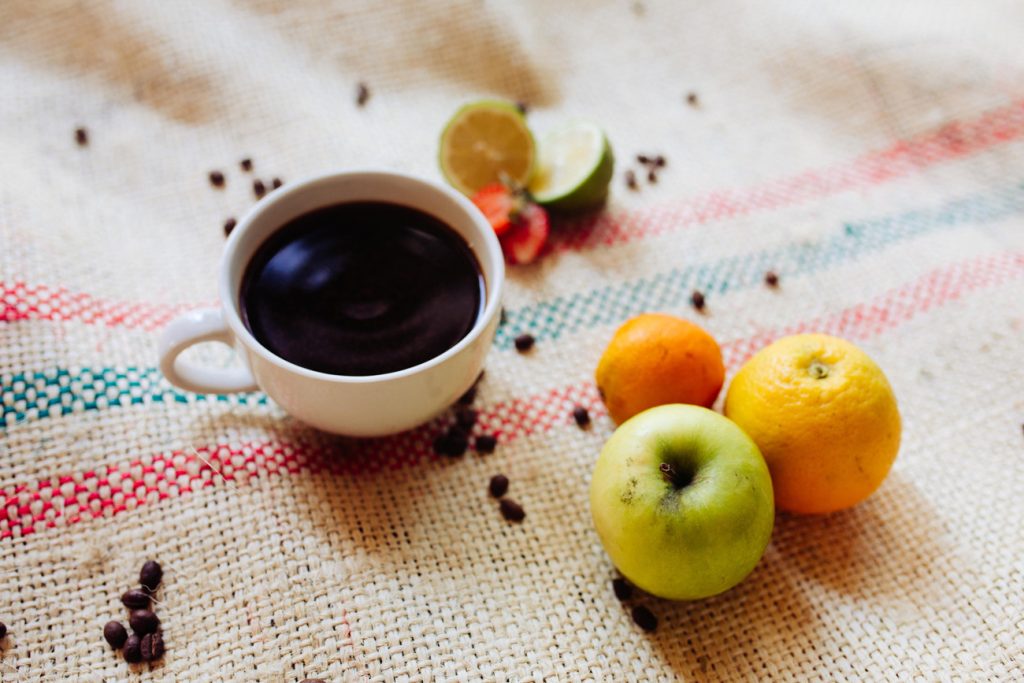 چگونه اسیدیته قهوه در فرایند دم‌آوری کم و زیاد می‌شود؟