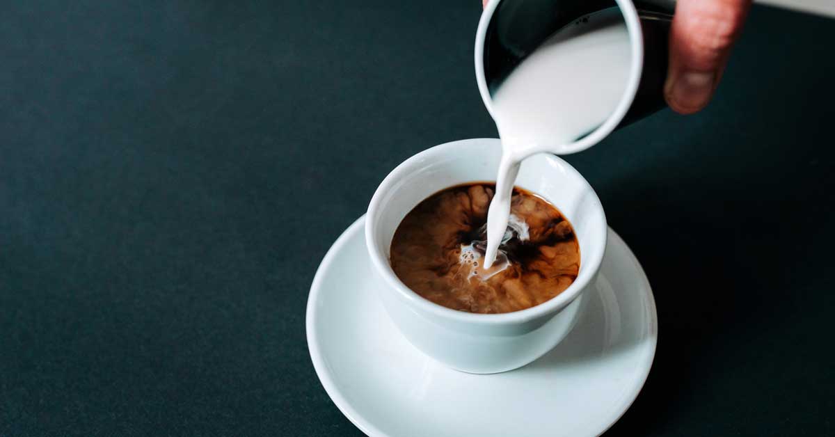 اضافه کردن شیر به قهوه؛ چه زمانی خوب است و چه زمانی بد؟