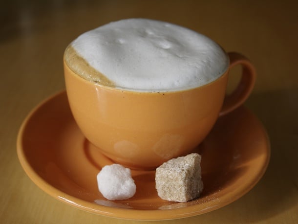 چطور کف یا فوم شیر روی قهوه را درست کنیم؟
