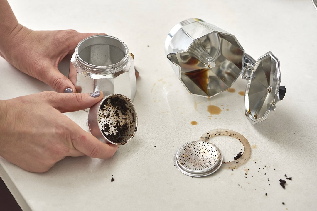 راهنمای بهترین روش تمیز کردن انواع دستگاه قهوه ساز در خانه