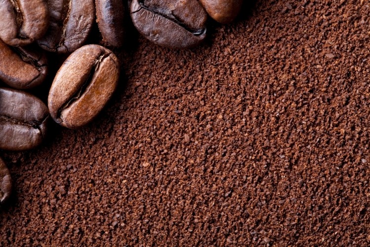 از دانه قهوه کامل استفاده و آن ها را در خانه آسیاب کنید