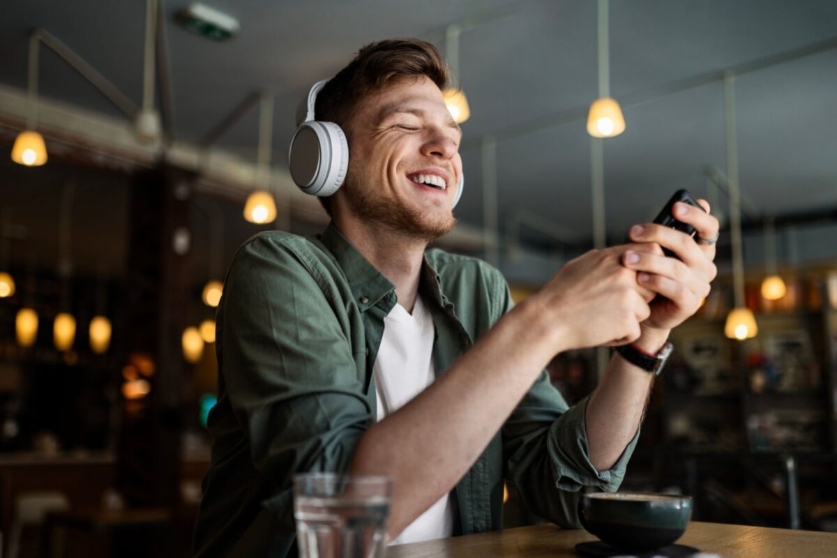 آهنگ گوش دادن با قهوه طعم آن را عوض میکند