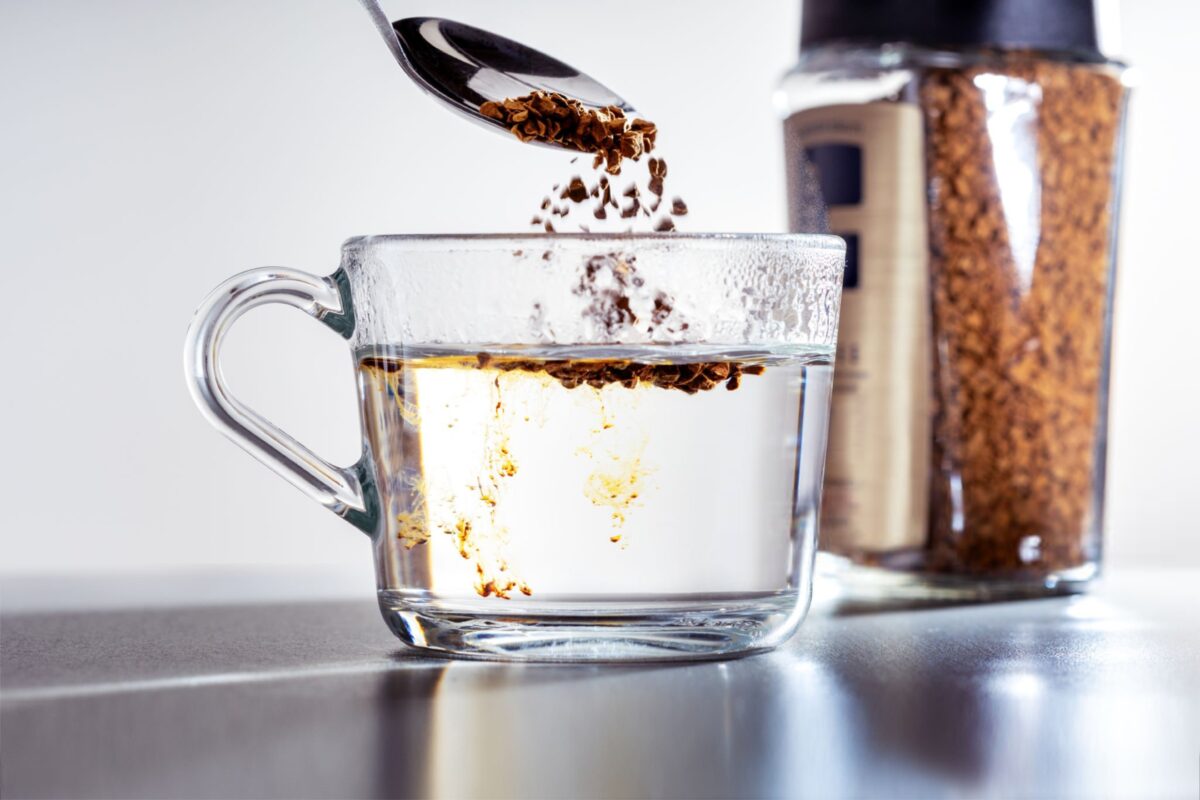 ریختن قهوه فوری در آب فیلترشده