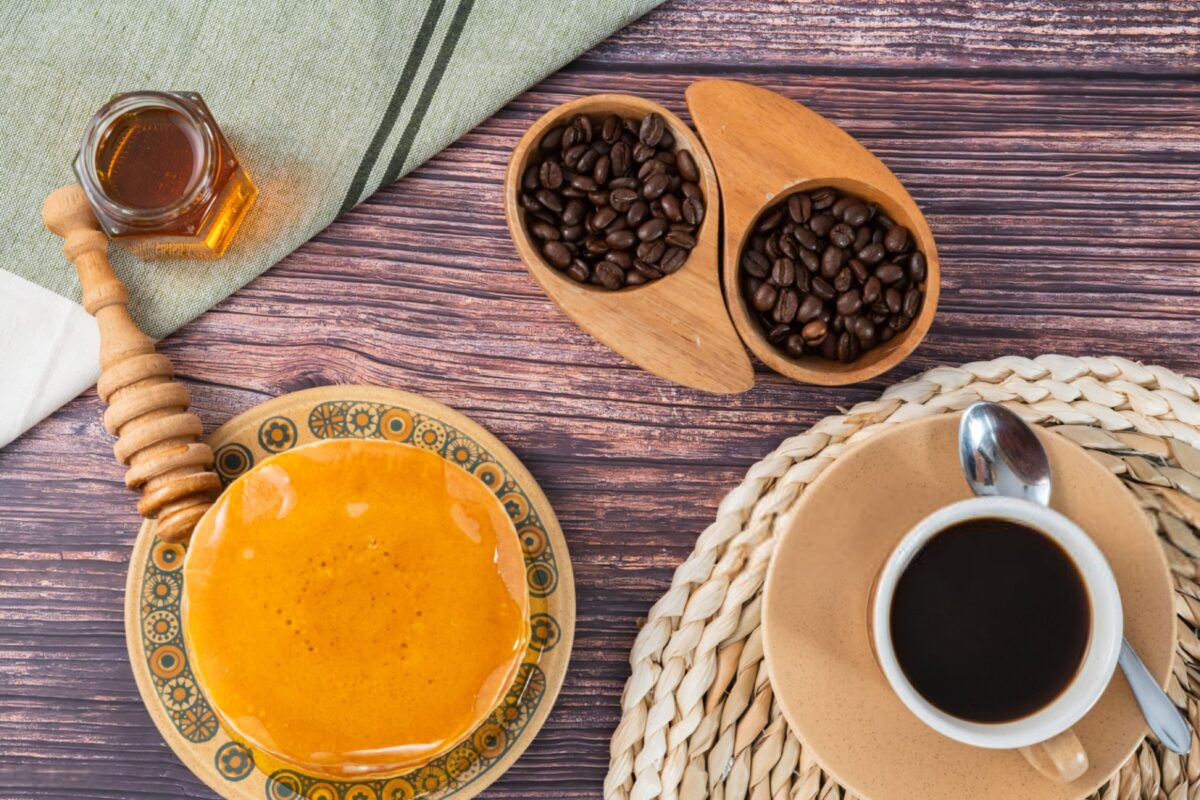شیرین کننده های طبیعی قهوه شامل شکر، عسل، شکر نارگیل، شیره افزا، استویا