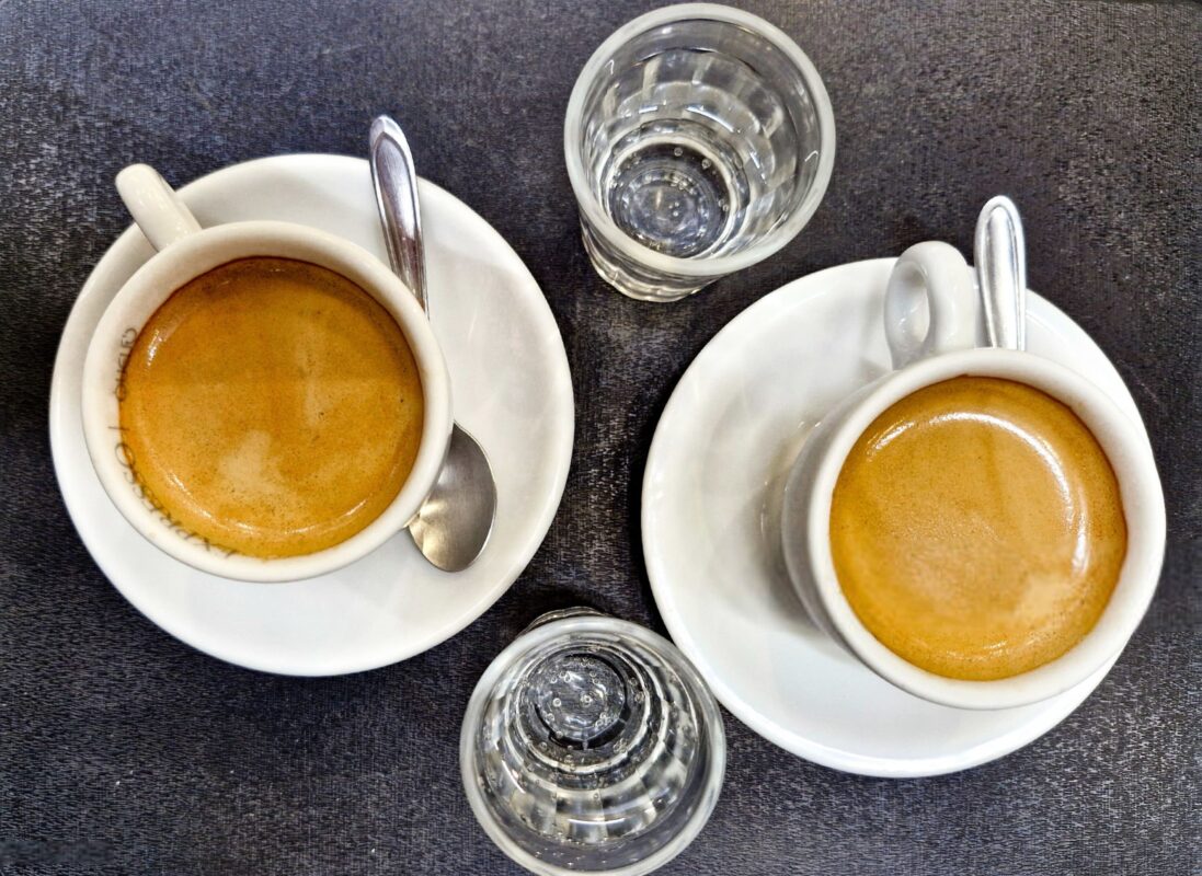 دو شات اسپرسو با آب