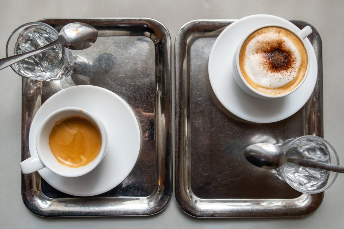 سرو آب کنار قهوه