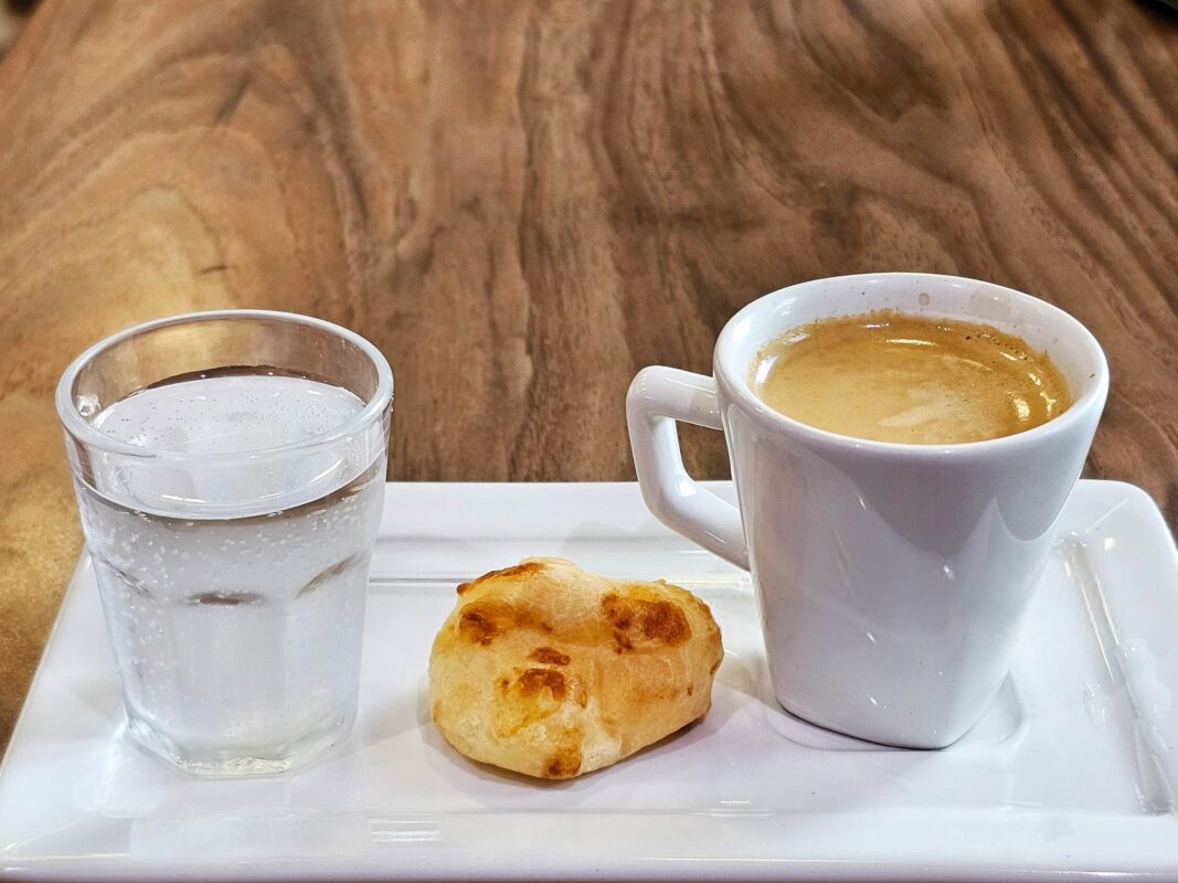 یک شات قهوه و آب