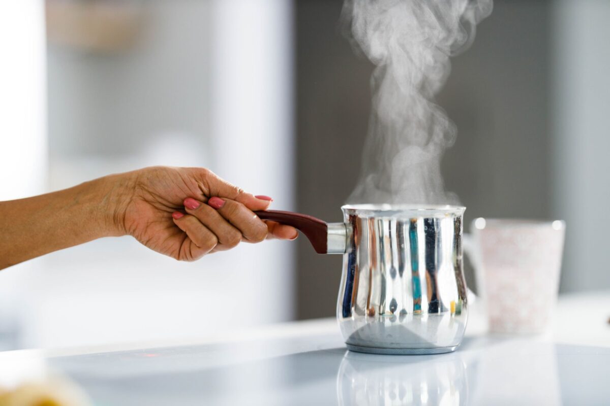 گرم کردن مجدد قهوه روی اجاق گاز با دماسنج