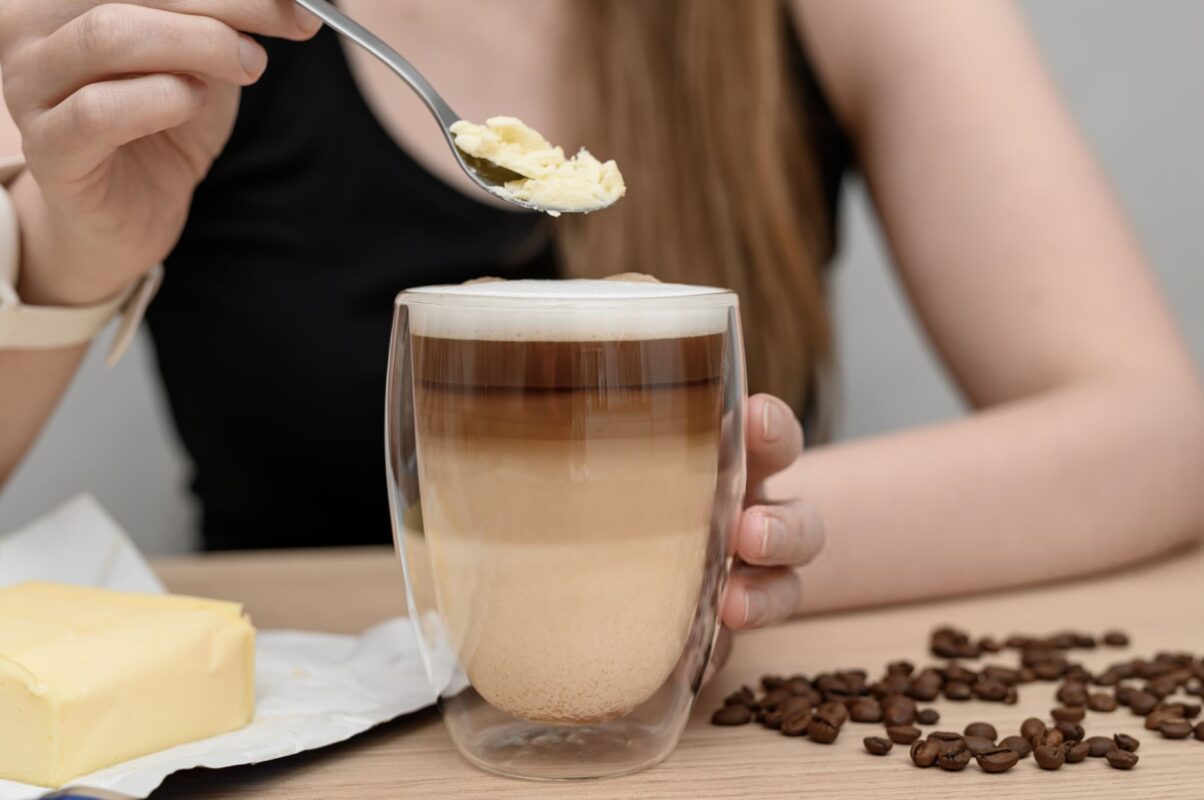 ترکیبات اصلی قهوه ضد گلوله شامل دانه قهوه تازه برشته، روغن MCT و زردچوبه