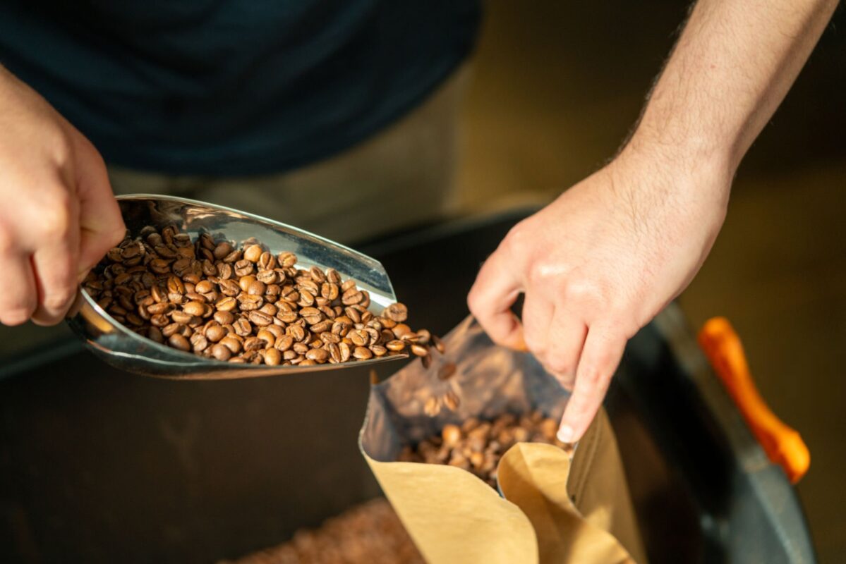 دانه‌های قهوه اسپشیالیتی با برشته‌کاری ملایم در کارگاه قهوه ست.