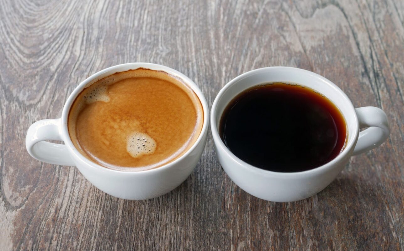 مقایسه علمی یک فنجان قهوه دمی بزرگ با شات کوچک اسپرسو بر اساس محتوای کافئین.