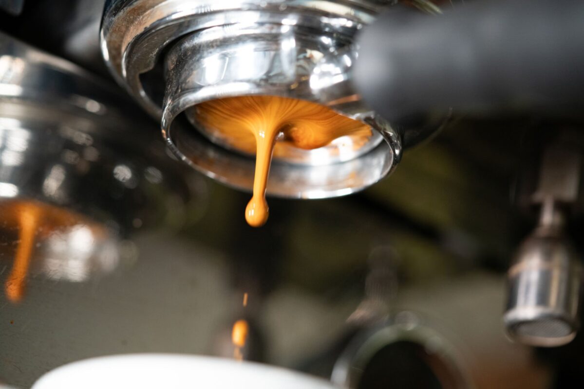 عصاره‌گیری صحیح اسپرسو با پرتافیلتر برای لایه کرمای غلیظ و رنگ عسلی