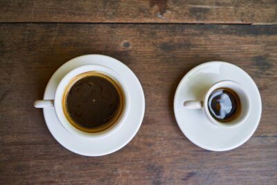 مقایسه قهوه اسپرسو و قهوه دمی برای بررسی تفاوت میزان کافئین و غلظت طعم در هر دو روش