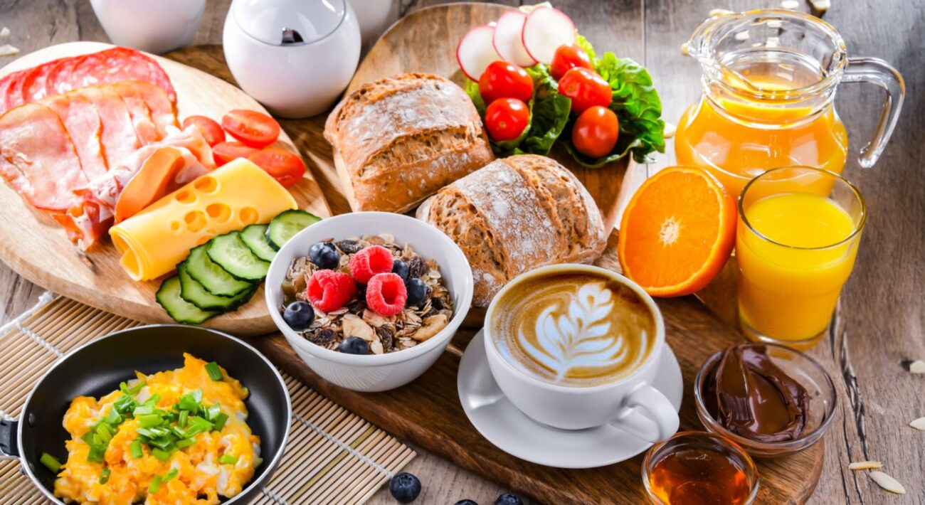 قهوه در کنار میوه و مواد غذایی سالم برای نمایش سبک زندگی متعادل